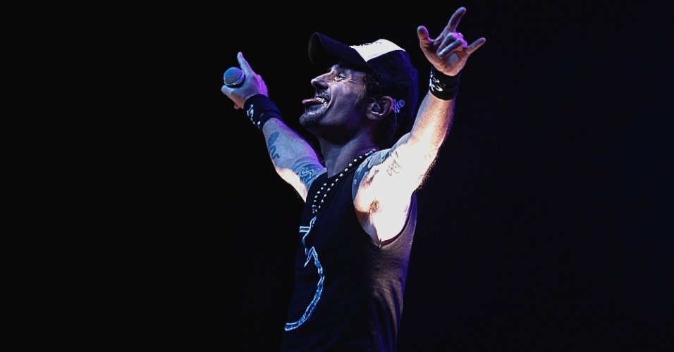 23.mar.2013 - Dinho Ouro Preto faz show no Credicard Hall, em São Paulo, para promover o novo disco do Capital Inicial, "Saturno" - Amauri Nehn/AgNews