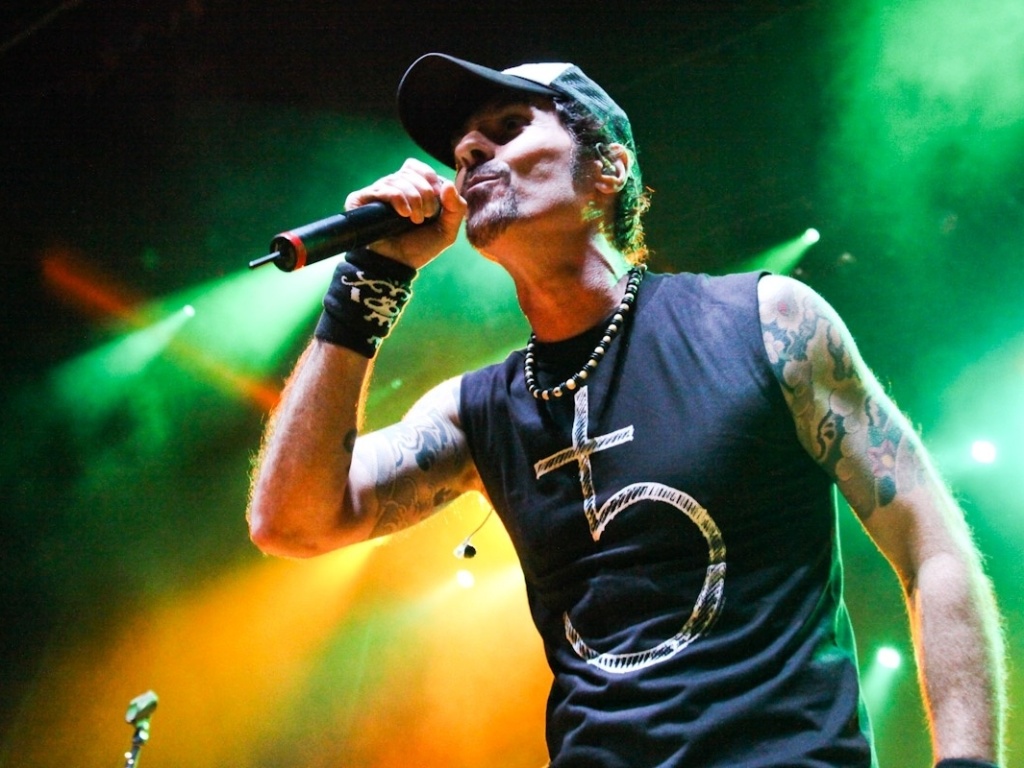 23.mar.2013 - Em show para promover o novo disco do Capital Inicial, "Saturno", Dinho Outro bradou contra a presença do deputado federal Marco Feliciano (PSC ? SP) à frente da Comissão de Direitos Humanos - Manuela Scarpa/Foto Rio News