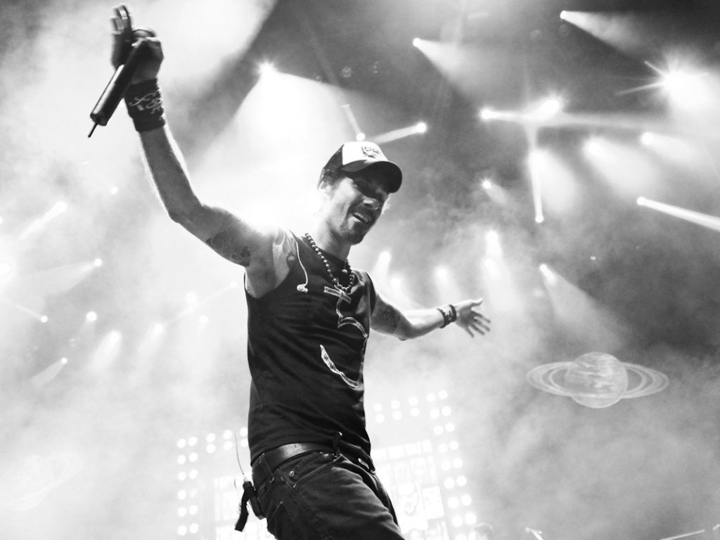 23.mar.2013 - Em show para promover o novo disco do Capital Inicial, "Saturno", Dinho Outro bradou contra a presença do deputado federal Marco Feliciano (PSC ? SP) à frente da Comissão de Direitos Humanos - Manuela Scarpa/Foto Rio News