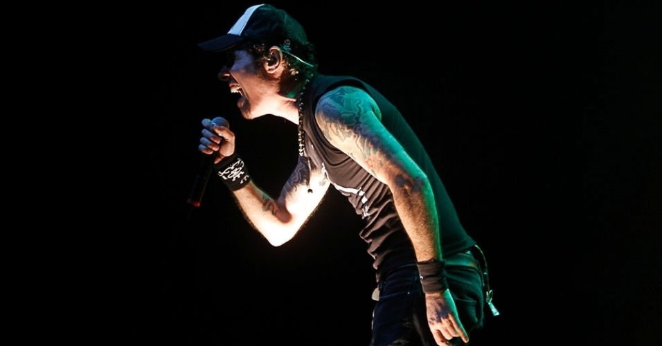 23.mar.2013 - Em show para promover o novo disco do Capital Inicial, "Saturno", Dinho Outro bradou contra a presença do deputado federal Marco Feliciano (PSC ? SP) à frente da Comissão de Direitos Humanos - Amauri Nehn/AgNews