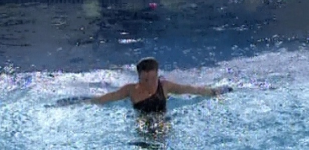 23.mar.2013 - Emparedada, Natália pula na piscina de roupa durante a última festa do 