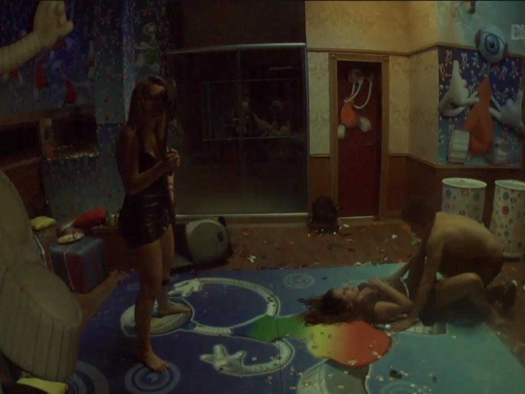 23.mar.2013 - Fernanda dança com boneco da decoração enquanto Nasser e Andressa caem no chão; o gaúcho reclamou que machucou o braço
