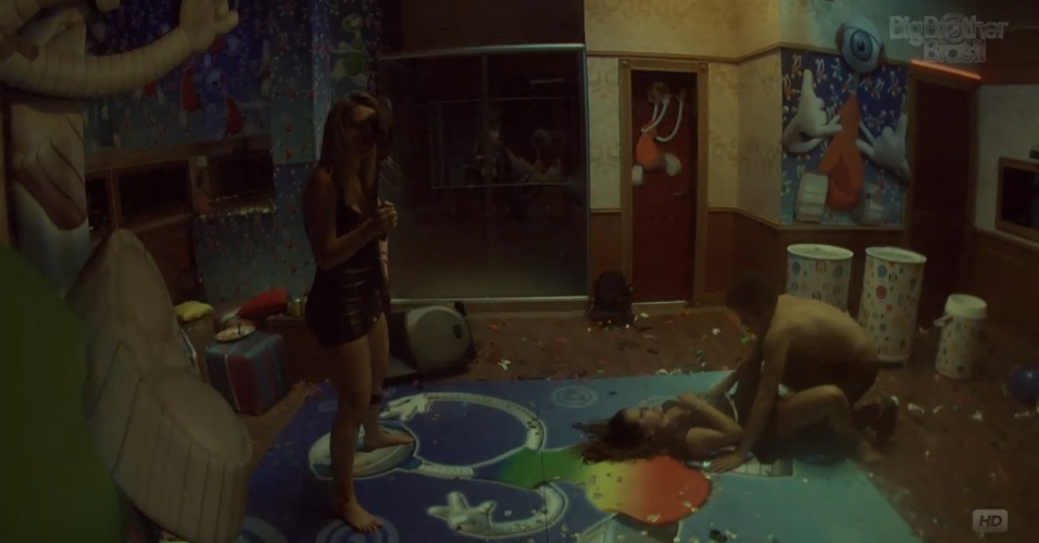 23.mar.2013 - Fernanda dança com boneco da decoração enquanto Nasser e Andressa caem no chão; o gaúcho reclamou que machucou o braço