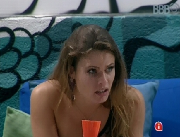 23.mar.2013 - Natália explica para Fernanda que veio aproveitar a segunda oportunidade no "BBB13" e não para brigar ou para discutir