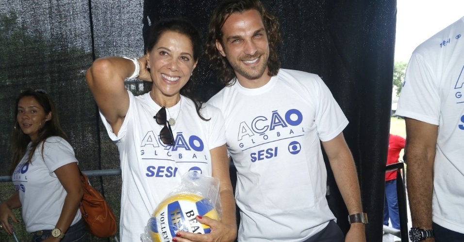 24.mar.2013 -  Angela Vieira (à esq) e Igor Rickli participam do Ação Global, em Duque de Caxias, no Rio de Janeiro