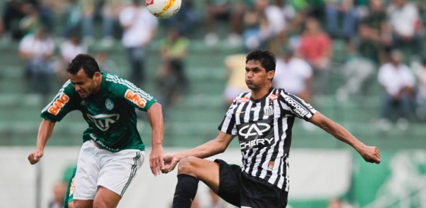 O zagueiro Durval tem contrato com o Santos até o final desta temporada - Fernando Donasci/UOL