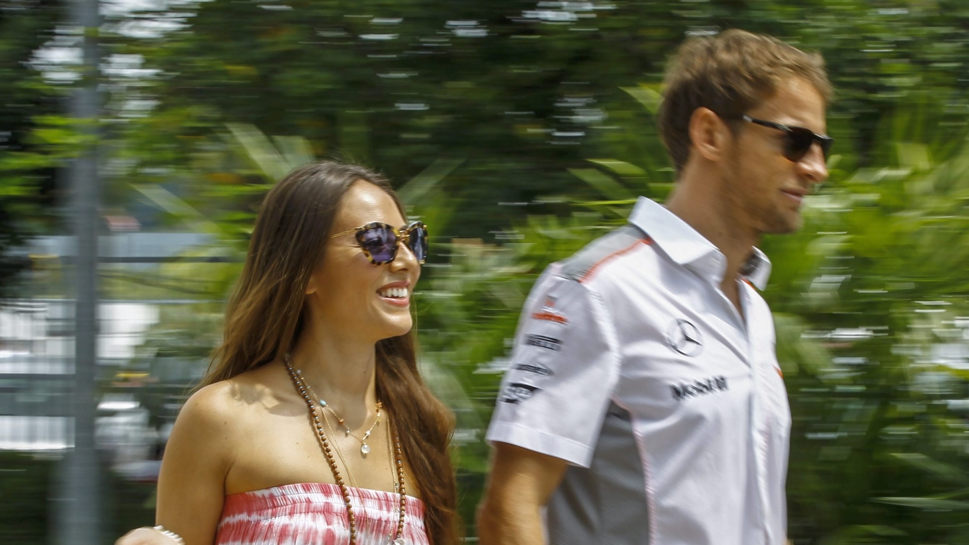 24.mar.2013 - Jenson Button chega ao circuito de Sepang acompanhado pela namorada, a modelo Jessica Michibata - Ahmad Yusni/EFE