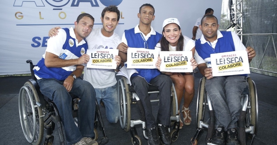 24.mar.2013 - Os ex-BBBs Eliéser e Kamilla participam do Ação Global, em Duque de Caxias, no Rio de JaneiroKamilla