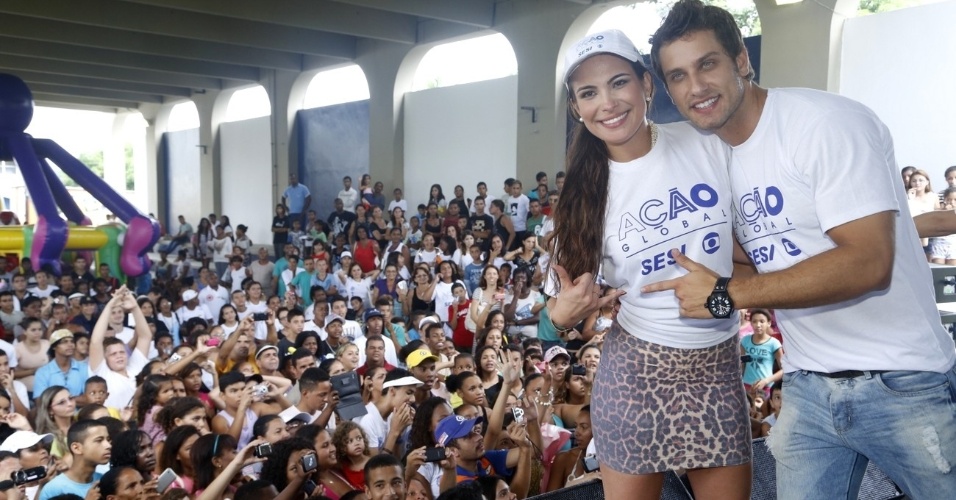 24.mar.2013 - Os ex-BBBs Eliéser e Kamilla participam do Ação Global, em Duque de Caxias, no Rio de JaneiroKamilla