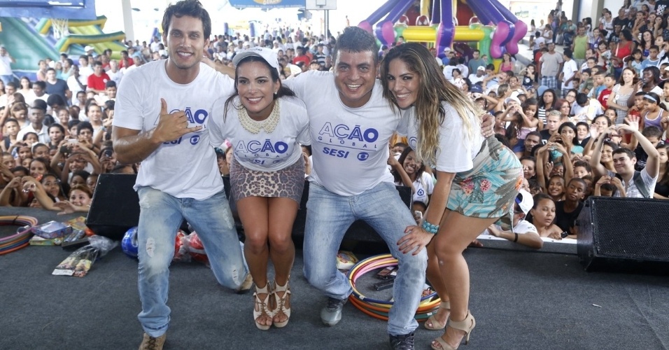 24.mar.2013 - Os ex-BBBs Eliéser, Kamilla, Dhomini e Anamara participam do Ação Global, em Duque de Caxias, no Rio de Janeiro