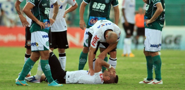 Renato Augusto machucou a coxa direita na partida entre Corinthians e Guarani - DENNY CESARE/AGIF/ESTADÃO CONTEÚDO