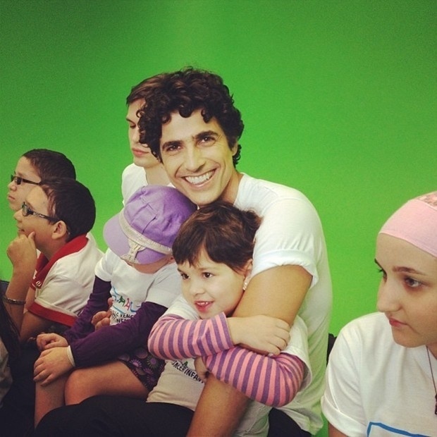 24.mar.2013 - Reynaldo Gianecchini publica foto com crianças do GRAAC