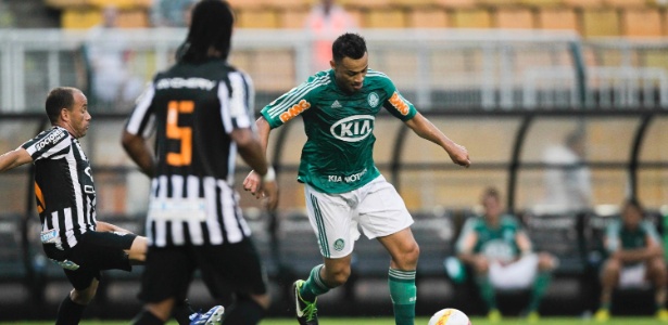 Wesley se prepara para chute no clássico entre Santos e Palmeiras no Pacaembu - Fernando Donasci/UOL