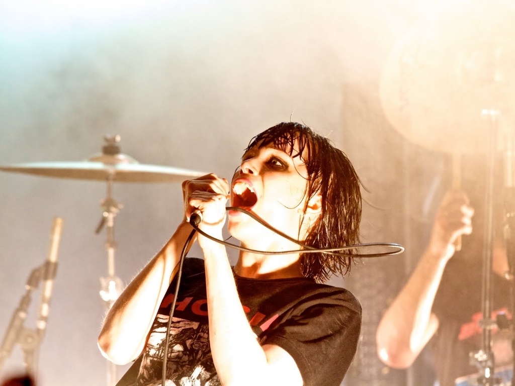 CRYSTAL CASTLES - Dupla canadense formada por Ethan Kath e Alice Glass vem ao Brasil para apresentar seu eletrônico experimental. O disco homônimo do grupo lançado em 2008 é um dos pontos fortes da apresentação que acontece no palco ALTERNATIVO, na SEXTA, a partir das 17h15 - Reprodução/Facebook