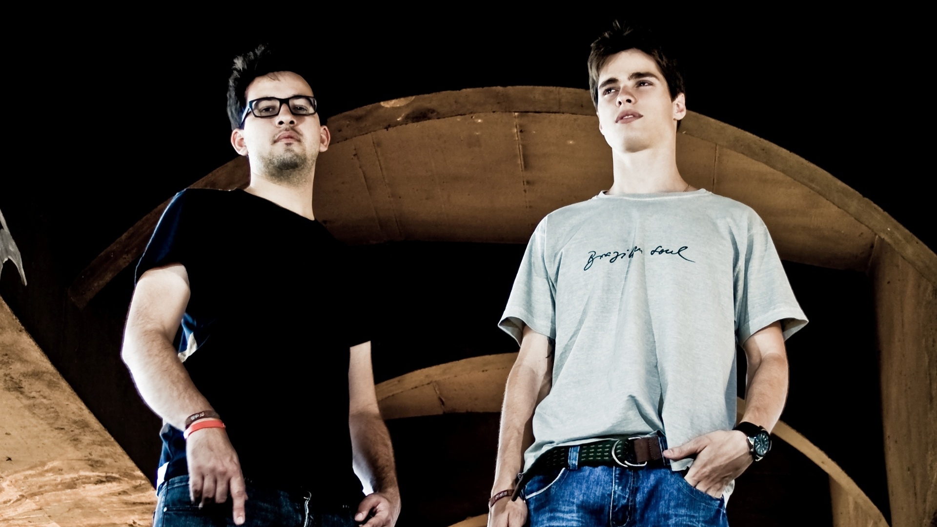 DIRTY LOUD - Representantes do dubstep, a dupla mineira formada por Marcus e Eduardo promete deixar a tarde do festival barulhenta no palco PERRY, na SEXTA, às 14h30 - Divulgação