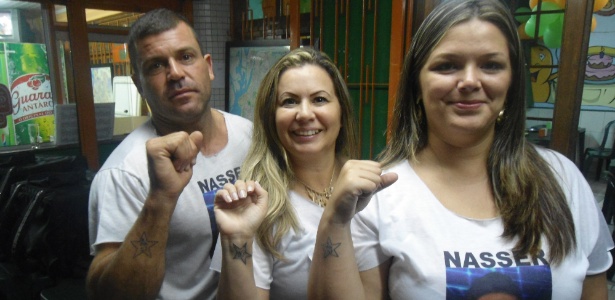 Erica Rodrigues (ao centro), mãe de Nasser, posa ao lado do irmão André Silva Bernardes e da cunhada Daisy Pires dos Santos mostrando tatuagem feita para homenagear Nasser
