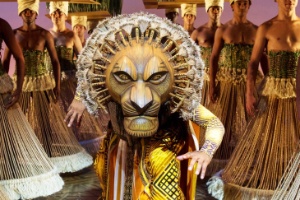 O leão Mufasa caminha por uma floresta humana em cena do musical "O Rei Leão", da Disney - João Caldas/Disney