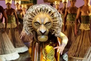 O leão Mufasa caminha por uma floresta humana em cena do musical "O Rei Leão", da Disney - João Caldas/Disney