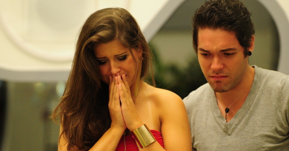 24.mar.2013 - Andressa e Nasser ficam tristes com a saída de Natália, última eliminada do "BBB13"