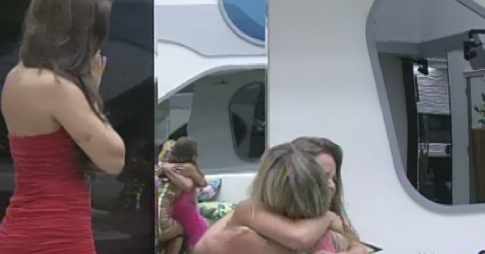 24.mar.2013 - Sobrevivente da última eliminação do "BBB13", Fernanda chora e dá abraço na eliminada Natália