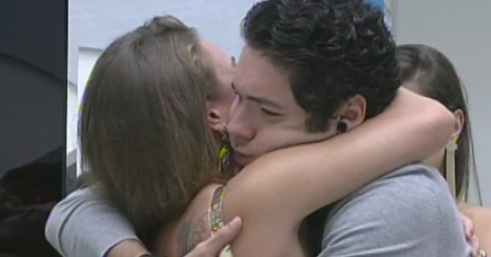 24.mar.2013 - Última eliminada do "BBB13", Natália dá abraço em Nasser