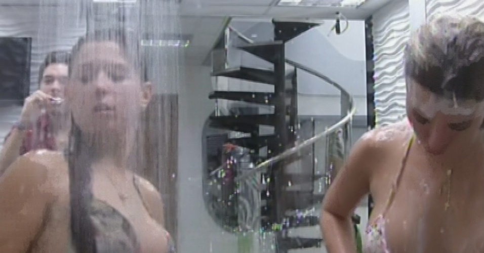 25.mar.2013 - Andressa e Fernanda tomam banho antes da edição ao vivo