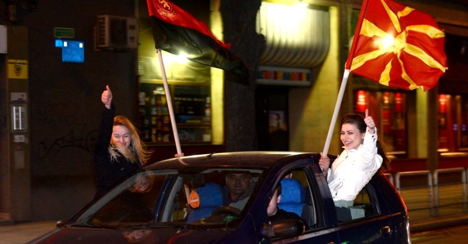 25.mar.2013 - Apoiadores do partido nacionalista VMRO DPMNE agitam bandeiras da Macedônia para celebrar a vitória do partido nas eleições locais em Skopje, capital do país - Georgi Licovski/Epa/Efe