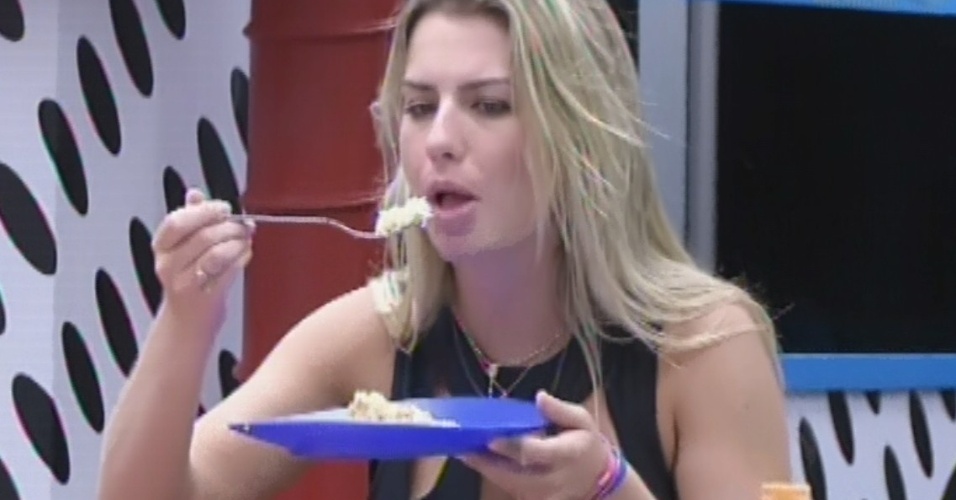 25.mar.2013 - Fernanda come jantar preparado por Andressa para os três finalistas