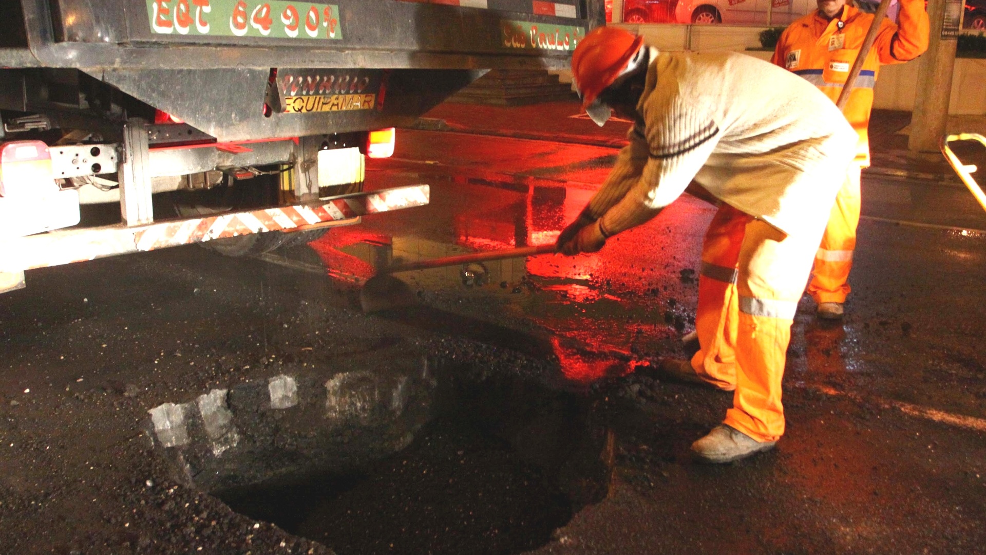 25.mar.2013 - Funcionários da Prefeitura de São Paulo trabalham para tapar cratera que se abriu na avenida dos Bandeirantes, no sentido marginal Pinheiros, na zona sul de São Paulo. De acordo com a CET (Companhia de Engenharia de Tráfego) - Marcos Bezerra/Futura Press