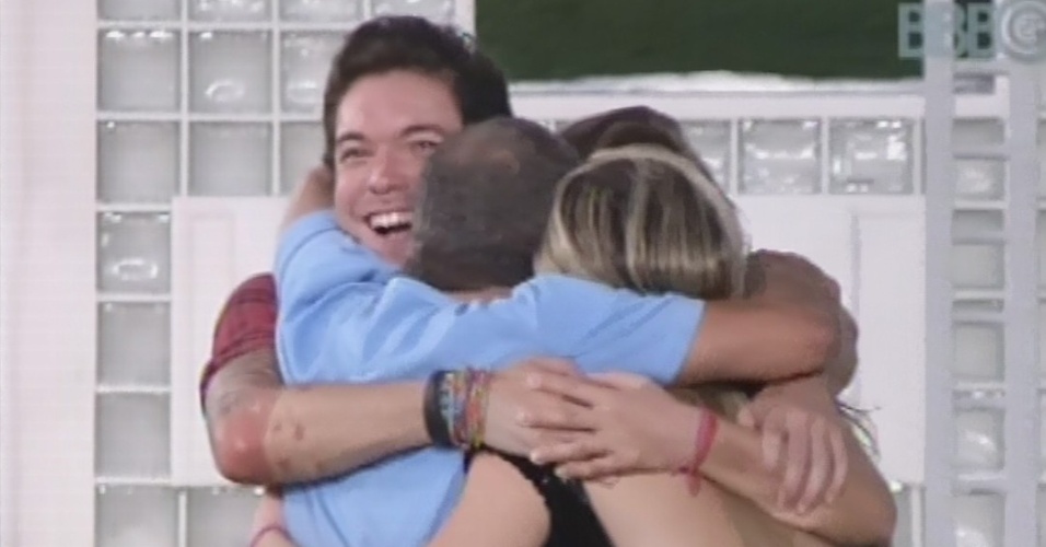 25.mar.2013 - Jorge Fernando deixa casa do "BBB13" e se despede de Fernanda, Nasser e Andressa com um abraço