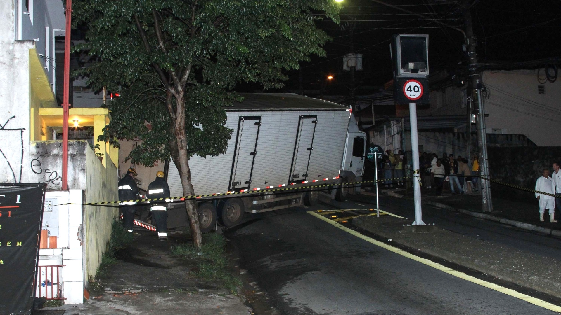 25.mar.2013 - Motorista de caminhão não conseguiu subir ladeira, perdeu o controle do veículo e bateu no muro de uma casa na rua Nossa Senhora das Mercês, na zona sul de São Paulo. Ninguém ficou ferido - Carlos Pessuto/Futura Press