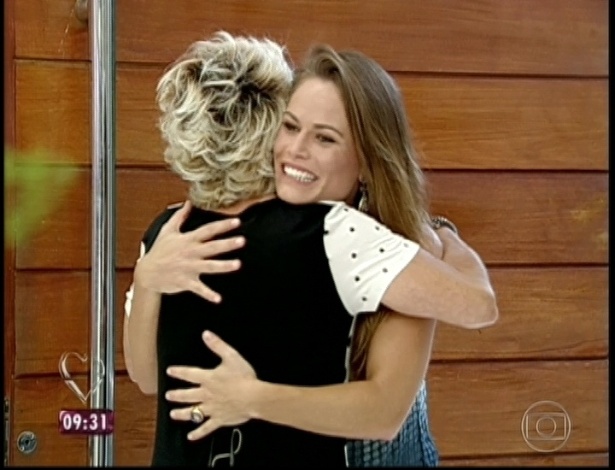 25.mar.2013 - Natália participa do "Mais Você" e ganha abraço de Ana Maria Braga