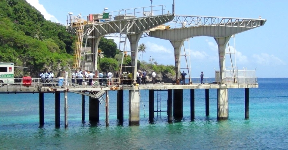 25.mar.2013 - Passageiros resgatados recebem atendimento médico depois que um barco com 95 pessoas naufragou no litoral da ilha Christmas (Austrália). Duas pessoas morreram e duas ficaram gravemente feridas. Existe a suspeita de que os passageiros sejam imigrantes ilegais - Sharon Tisdale/Epa/Efe
