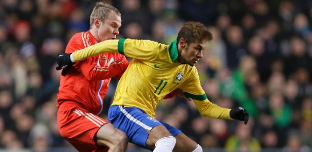 Neymar tenta driblar marcação russa durante amistoso em Londres contra a Rússia