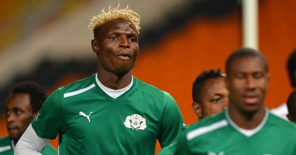O burquinense Aristide Bance também desfilou madeixas loiras no torneio do continente africano - AFP PHOTO / BEN STANSALL