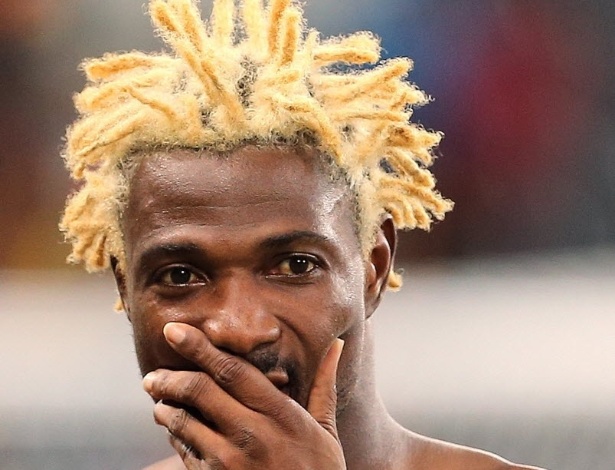 Na Copa Africana, Isaac Vorsah, de Gana, adotou um loiro exótico - REUTERS/Thomas Mukoya