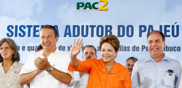 Ao lado do governador de Pernambuco, Eduardo Campos, Dilma entregou ônibus escolares nesta segunda - Roberto Stuckert Filho/Presidência