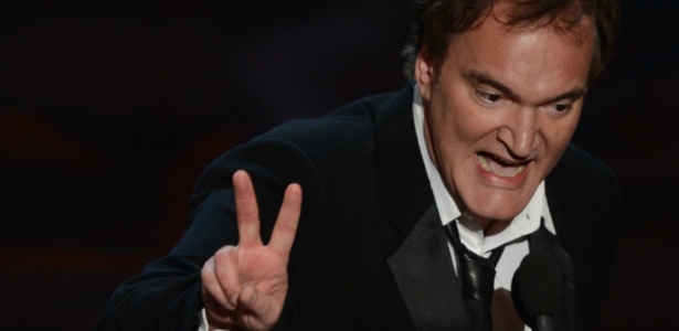24.fev.2013 - Quentin Tarantino faz o sinal de paz ao receber o Oscar de melhor roteiro original por "Django Livre" - Robyn Beck/AFP Photo