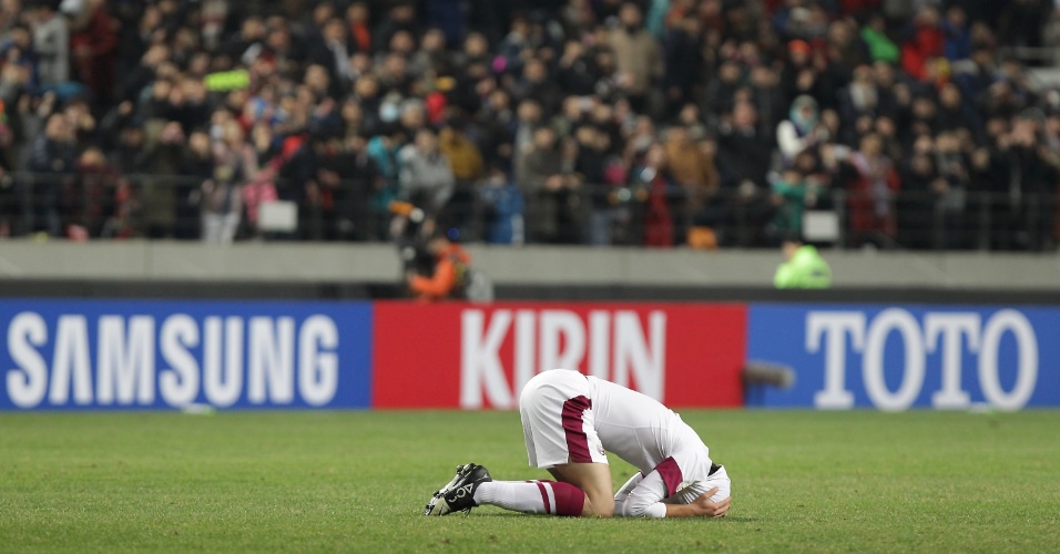 26.mar.2013 - Ahmed Yasser, do Qatar, não acredita na derrota para o Coreia do Sul, aos 51 do 2º tempo, pelas eliminatórias asiáticas