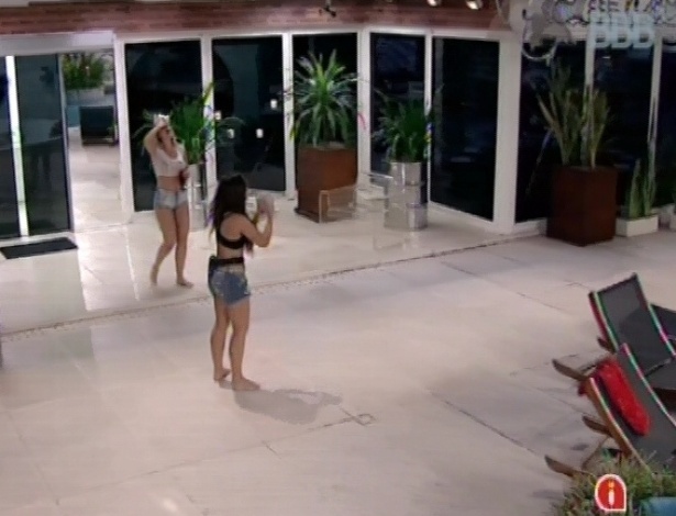 26.mar.2013 - Andressa joga cabeça de boneco feito por Fernanda na piscina: "Deixa ele nadar um pouquinho. Maria Eugênia já foi Bambam"