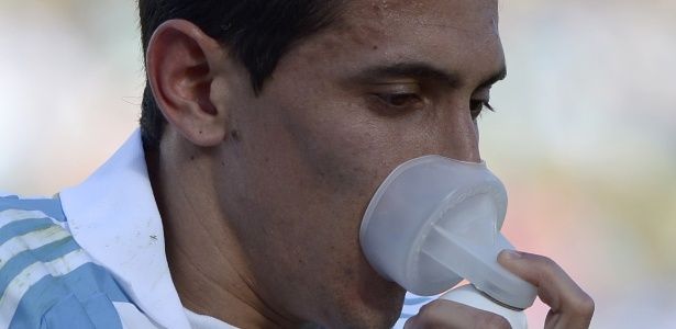 Argentino Dí Maria é obrigado a receber oxigênio durante a partida contra a Bolívia em La Paz