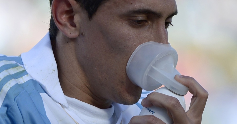 26.mar.2013 - Argentino Dí Maria é obrigado a receber oxigênio durante a partida contra a Bolívia em La Paz