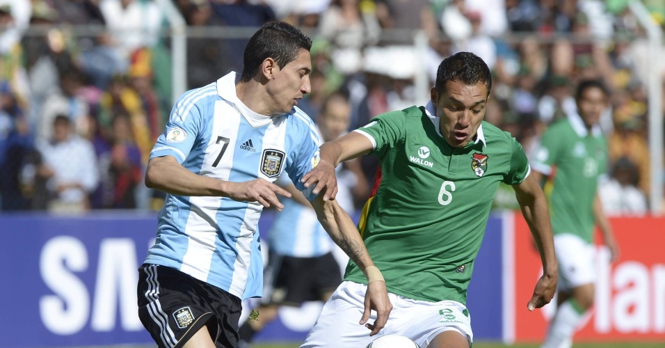26.mar.2013 - Argentino Dí Maria é seguido pelo boliviano Veizaga em partida válida pela Eliminatória para a Copa do Mundo