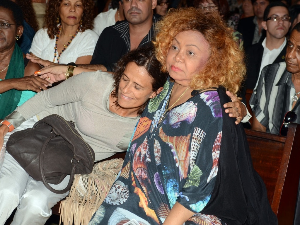 26.mar.2013 - As cantoras Zélia Duncan e Alcione na missa de 7º dia em homenagem ao cantor Emílio Santiago - Carlão Limeira/UOL