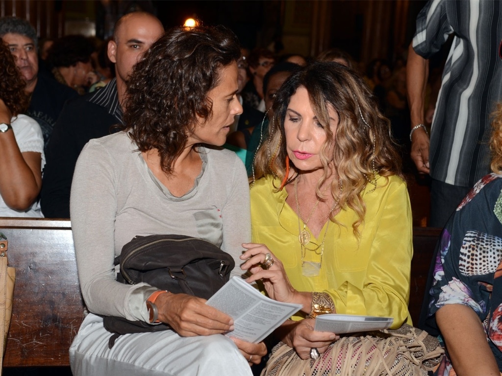 26.mar.2013 - As cantoras Zélia Duncan e Elba Ramalho na missa de 7º dia em homenagem ao cantor Emílio Santiago - Carlão Limeira/UOL