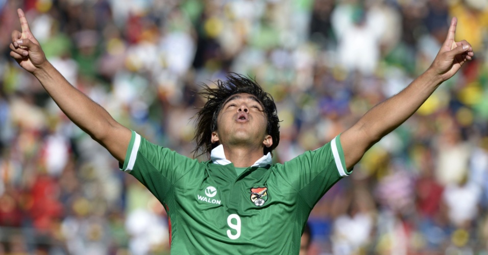 26.mar.2013 - Atacante Marcelo Moreno comemora após abrir o placar para a Bolívia na partida contra a Argentina