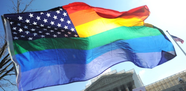 Ativistas a favor do casamento homossexual mostram bandeira dos Estados Unidos com as cores do arco-íris em frente ao prédio da Suprema Corte dos EUA, em Washington - Jewel Samad/AFP