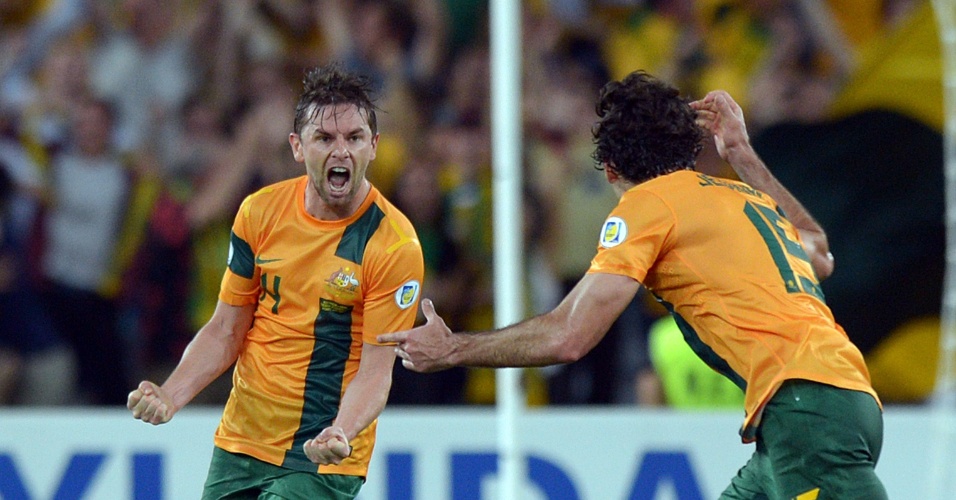 26.mar.2013 - Bred Holmen comemora o gol de empate da Austrália na partida contra Omã