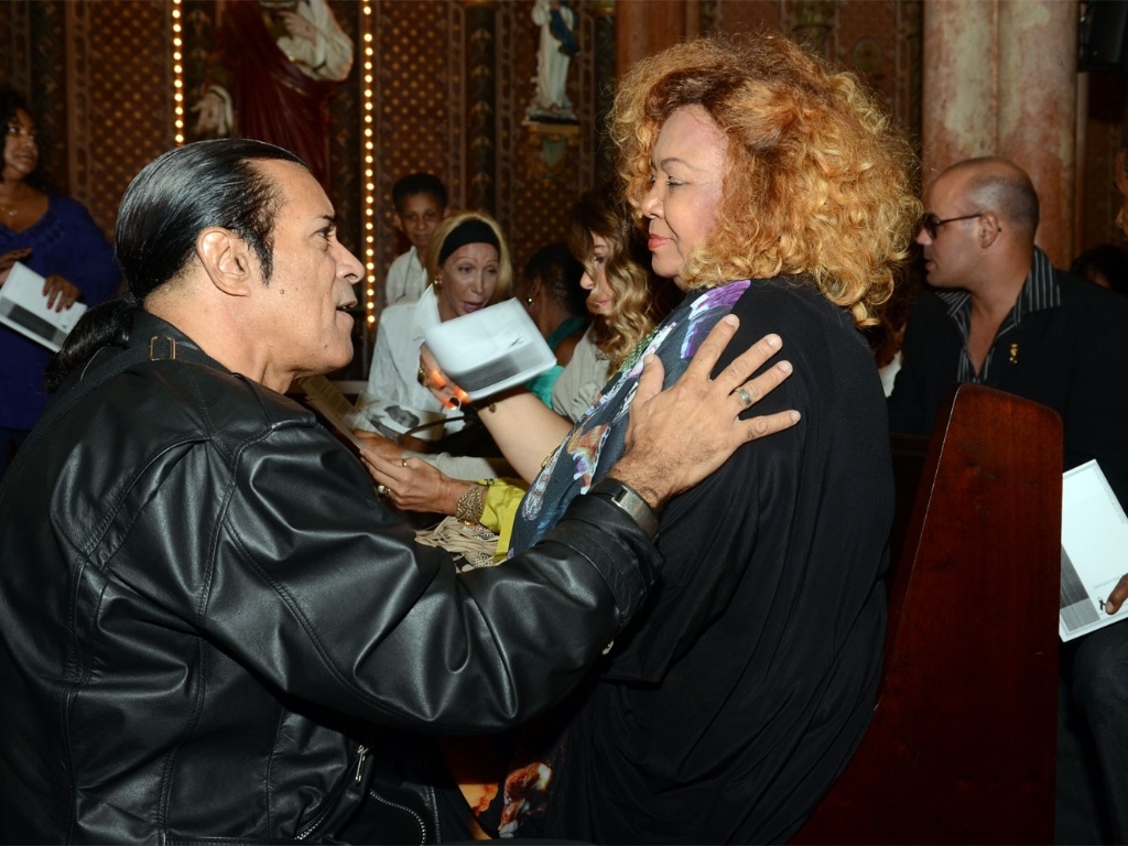 26.mar.2013 - Elymar Santos fala com Alcione na missa de 7º dia em homenagem ao cantor Emílio Santiago - Carlão Limeira/UOL
