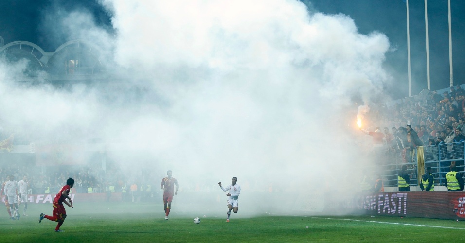 26.mar.2013 - Em meio à névoa criada pelos sinalizadores da torcida, Inglaterra e Montenegro empatam por 1 a 1 pelas eliminatórias